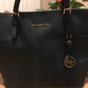 Michael Kors ( Original Handbag ) ( Like New )